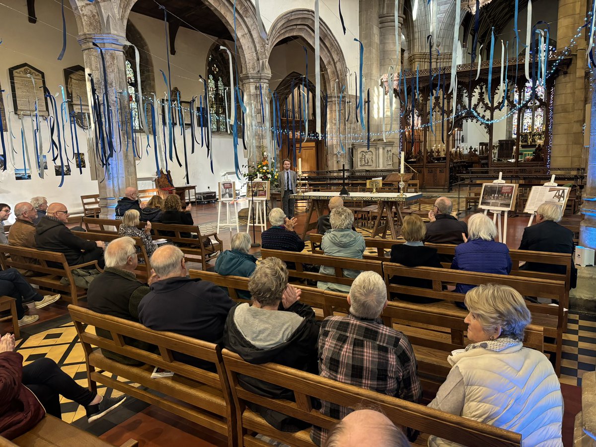 Cadeirlan Deiniol Sant ym Mangor tweet media