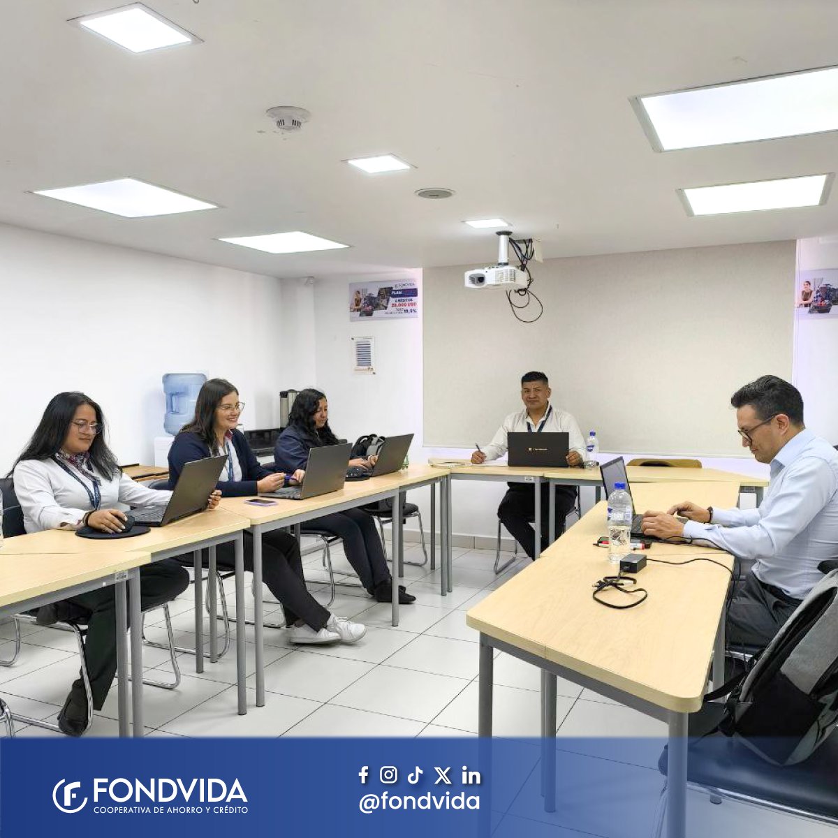 CoacFondvida's tweet photo. 🌟 ¡𝗛𝗼𝘆 𝗿𝗲𝗰𝗶𝗯𝗶𝗺𝗼𝘀 𝗹𝗮 𝘃𝗶𝘀𝗶𝘁𝗮 𝗱𝗲 𝗖𝗢𝗡𝗔𝗙𝗜𝗣𝗦 𝗲𝗻 𝗙𝗢𝗡𝗗𝗩𝗜𝗗𝗔❗ 🤝 📈
¡El compromiso es claro: seguir mejorando nuestro desempeño y brindar lo mejor a nuestros socios!
#FortalecimientoCooperativo https://t.co/gKQhktFE9K