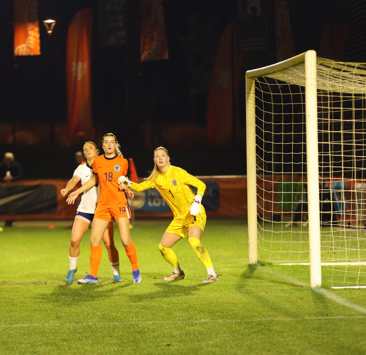 Delhij's tweet photo. Eindstand van de wedstrijd van 
Oranje  VR  O23  -   Engeland  VR O23
1  -  1
In escharen https://t.co/8yp4yclkxP