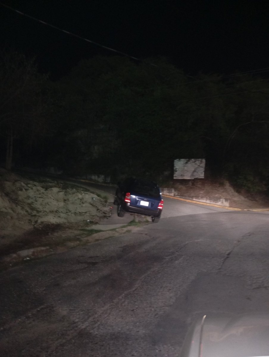 dmpc2909's tweet photo. @Alcalde_FreddyR Ayer en la noche, y como se ha hecho costumbre para las personas que van al Polideportivo de los Naranjos. Trancan la calle del Pdmercal y se hace difícil el acceso para los que habitamos allí. De igual forma el escándalo hasta altas horas de la noche https://t.co/JpJAslKt8w