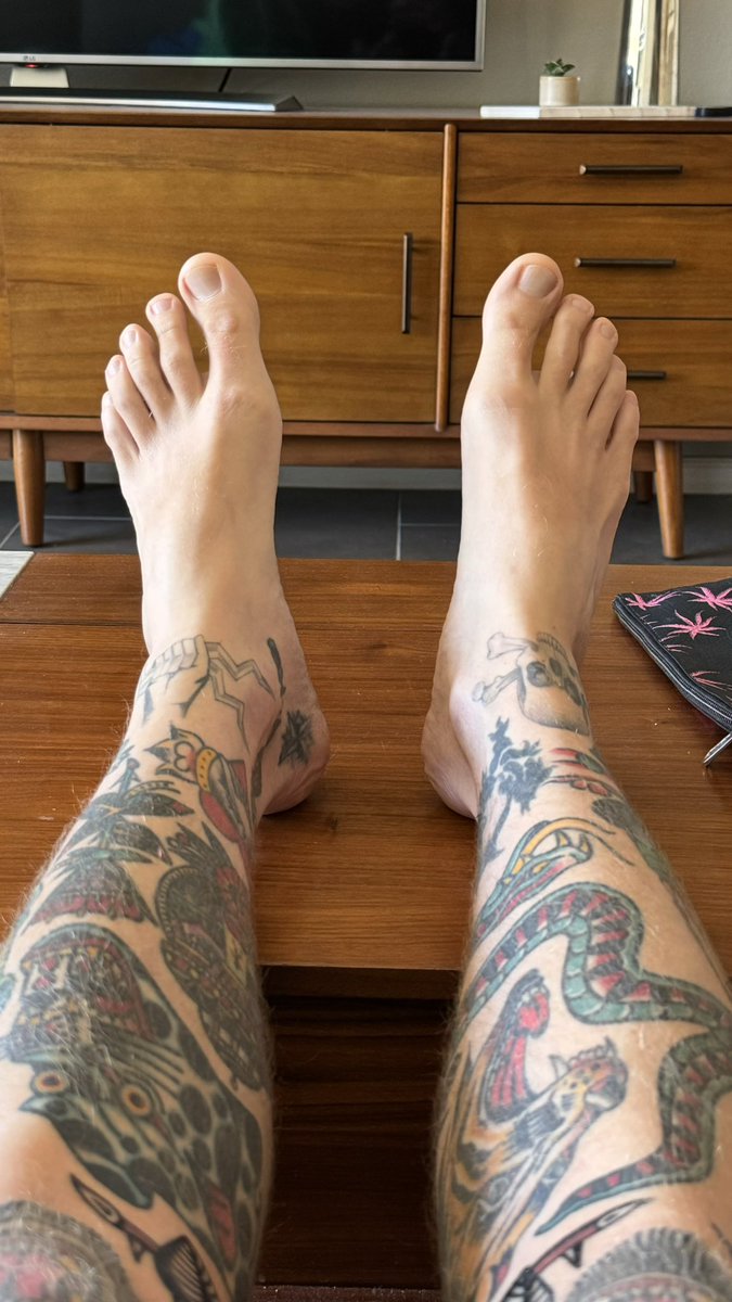 pinqbriq's tweet photo. Show me your feet! https://t.co/QtEHliubg8