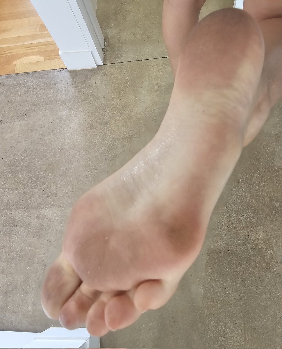 GoddessGigantic's tweet photo. Zoom in on my soles sweaty workout wet patches then lick your screen https://t.co/i43y9qQ7hb