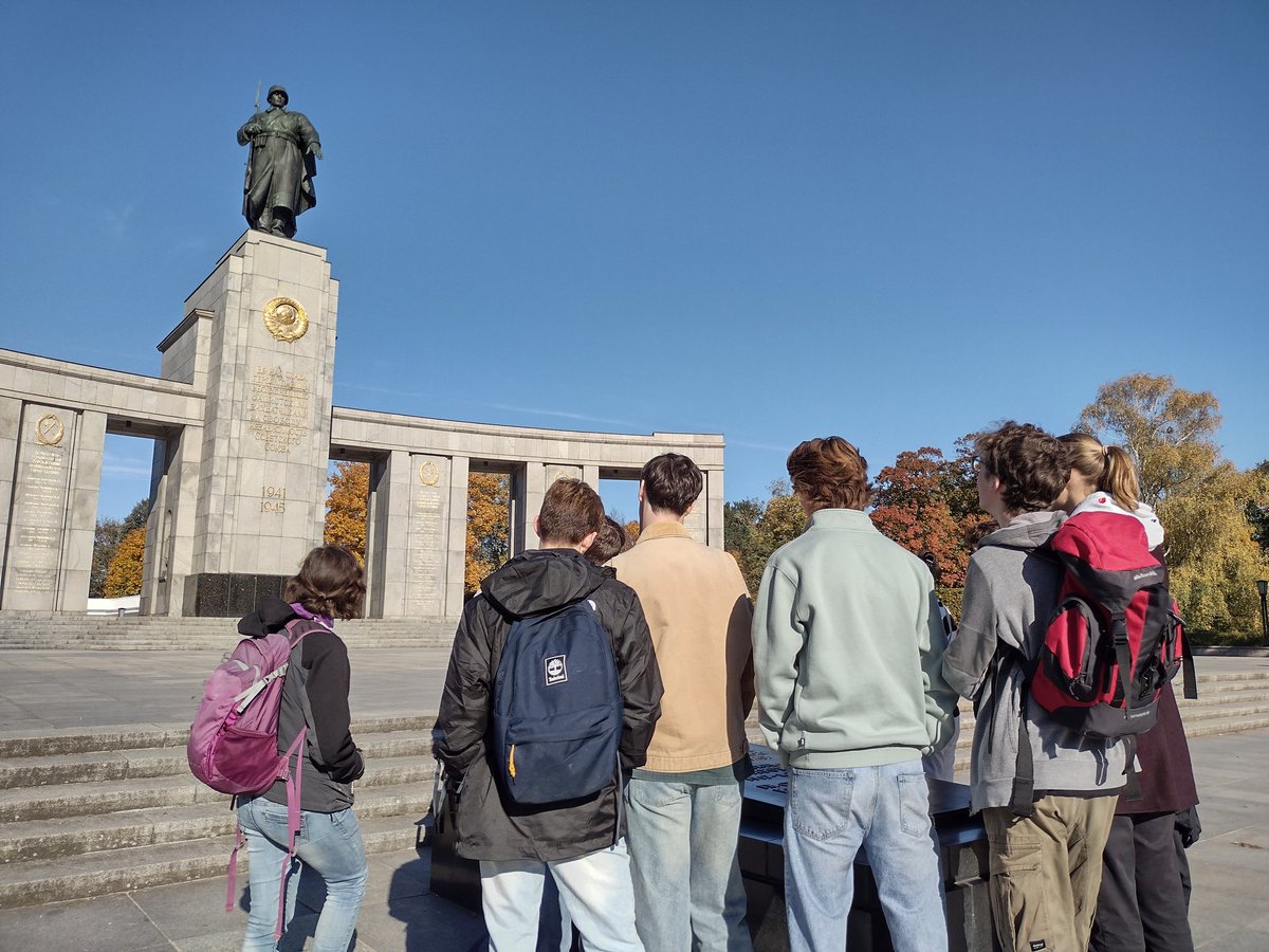 Norah erzählt am sowjetischen Ehrenmal. <a href="/RGSHWMfl/">RGSHWMFL</a> <a href="/German1Ahs/">AHS German</a>