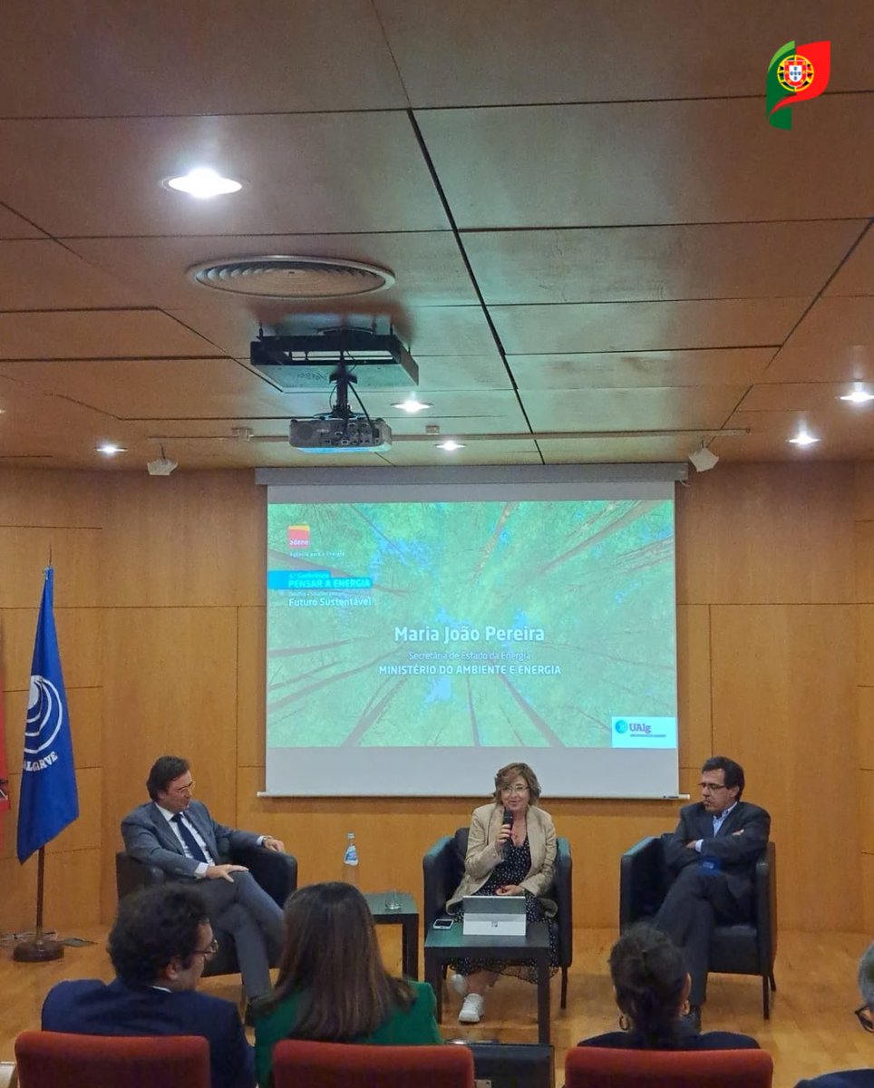 ambiente_pt's tweet photo. A Secretária de Estado da Energia encerrou a 4.ª Conferência “Pensar a Energia” da ADENE que decorreu na Universidade do Algarve.
@MJoao_Pereira destacou o papel ativo da @PtAdene no debate dos temas do sector da energia, enquanto motor de desenvolvimento.
#Energia #ADENE https://t.co/gVQjw3fnoh
