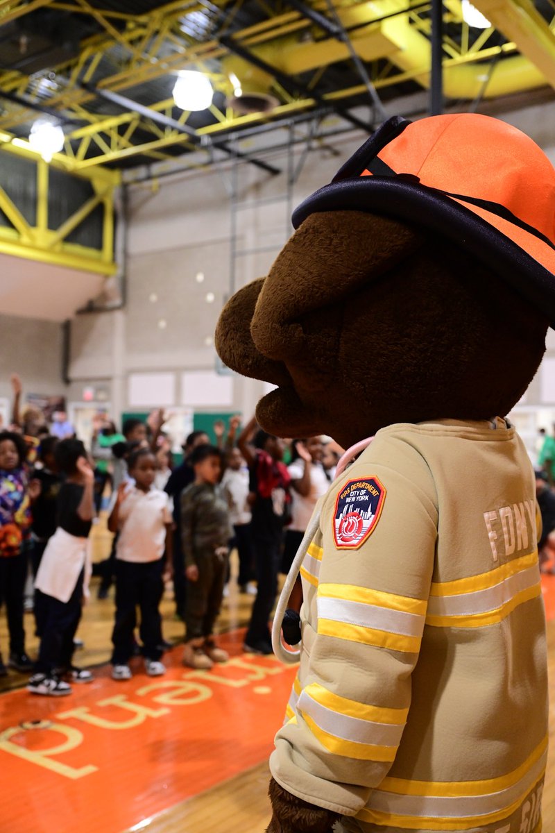 On Wednesday, the crew in Harlem was the BEST at our first #FDNY Fire Prevention Month event with the Police Athletic League! 🚨 Way to go kids!