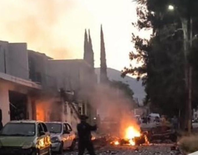 NotiAgencyCdmx's tweet photo. #ÚLTIMAHORA 🚨| Análisis de los explosivos utilizados en los coches bomba del atentado en #Acámbaro y #Jerécuaro #Guanajuato, concluye que son idénticos a los que utiliza @SEDENAmx. Así lo determinaron especialistas de la Universidad de Guanajuato. El supuesto acto de #narcoterrorismo, está siendo utilizado por la presidenta Sheinbaum, para atacar al gobierno panista de la entidad, el cual fue dejado en total abandono de las fuerzas federales por decisión irracional del entonces presidente AMLO.