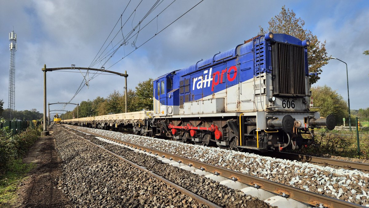 DJGerrits's tweet photo. 2 dagen in een buitendienststelling gewerkt. De 1e dagje was de trein al gevuld met vuile ballast. Dus deze moest geleegd echter was er pas tegen 12:00 een kraanmachinist beschikbaar. Voor die tijd de trein een keer verplaatst omdat we anders de ombouwtrein in de weg stonden. https://t.co/guoj8ypc5U
