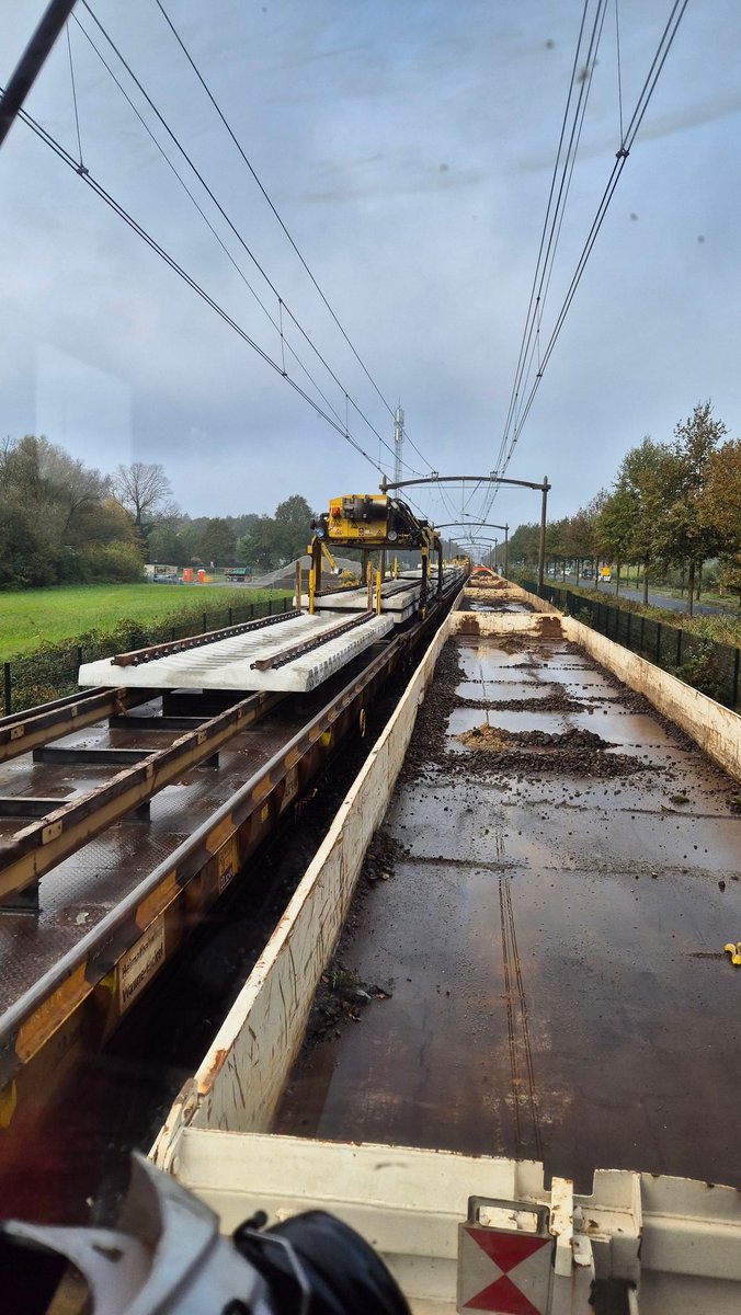 DJGerrits's tweet photo. 2 dagen in een buitendienststelling gewerkt. De 1e dagje was de trein al gevuld met vuile ballast. Dus deze moest geleegd echter was er pas tegen 12:00 een kraanmachinist beschikbaar. Voor die tijd de trein een keer verplaatst omdat we anders de ombouwtrein in de weg stonden. https://t.co/guoj8ypc5U