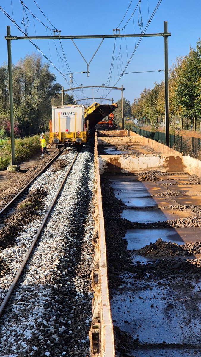 DJGerrits's tweet photo. De 2e dag stond in het teken van vuile ballast laden. De trein werd naast de kettinghor geplaatst waarna de trein vuile ballast geladen werd. De kettinghor filtert het ballast, Al het ballast wat niet meer goed is wordt afgevoerd de rest mag weer terug onder het spoor. https://t.co/TWMQlPNy27