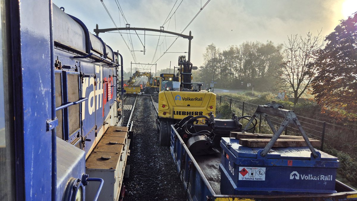 DJGerrits's tweet photo. Veel bedrijvigheid in een buitendienststelling waardoor je al goed op.moet blijven letten als je rijdt. En daarnaast moet er wel eens gewacht worden. Omdat je nog niet verder kan. Maar andersom moet er ook wel eens op jouw gewacht worden. https://t.co/Z2qeqgp8U1
