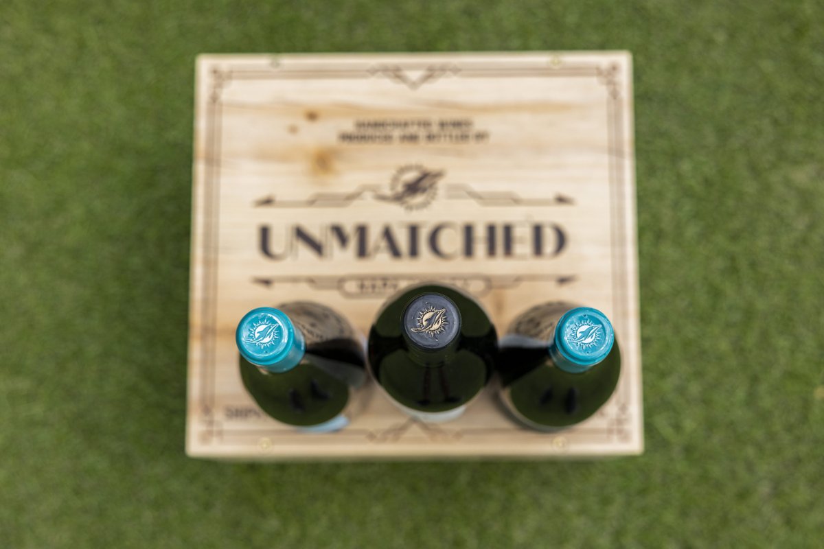 UnmatchedNapa's tweet photo. Tis the season for giving, and what better gift than a bottle of Miami Dolphins wine? Our premium wines are the perfect way to show your appreciation for friends, family and colleagues! 

#MiamiDolphins #DolphinsNation #FinsUp #Miami https://t.co/QAov8hpX1C