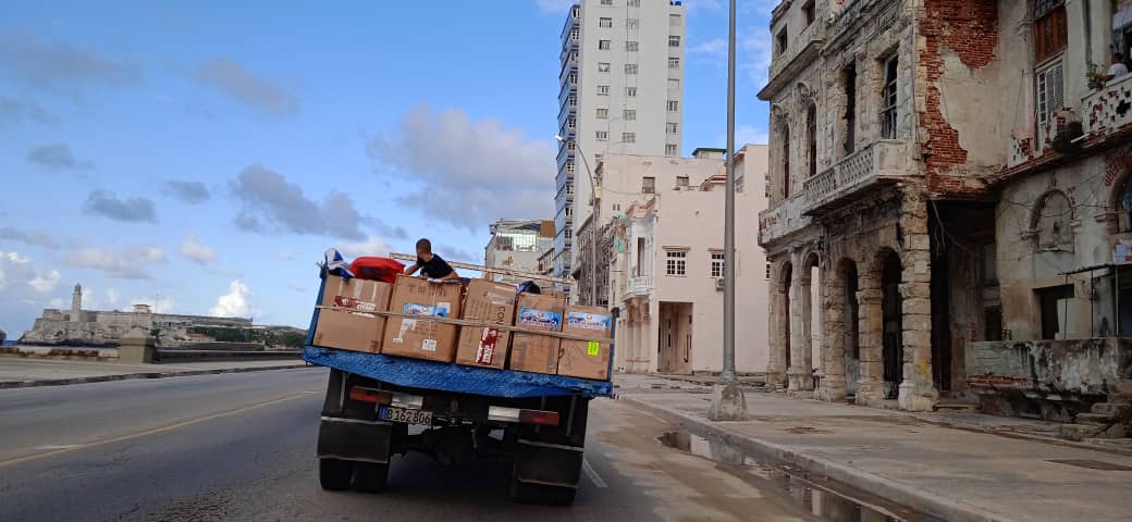 GHNordelo5's tweet photo. iDos camiones con donaciones de cederistas habaneros para Guantánamo! Parten desde las sedes provincial y nacional de los #CDRCuba #Cuba #UnidosXCuba #FuerzaGuantanamo https://t.co/x2FAsXijR1