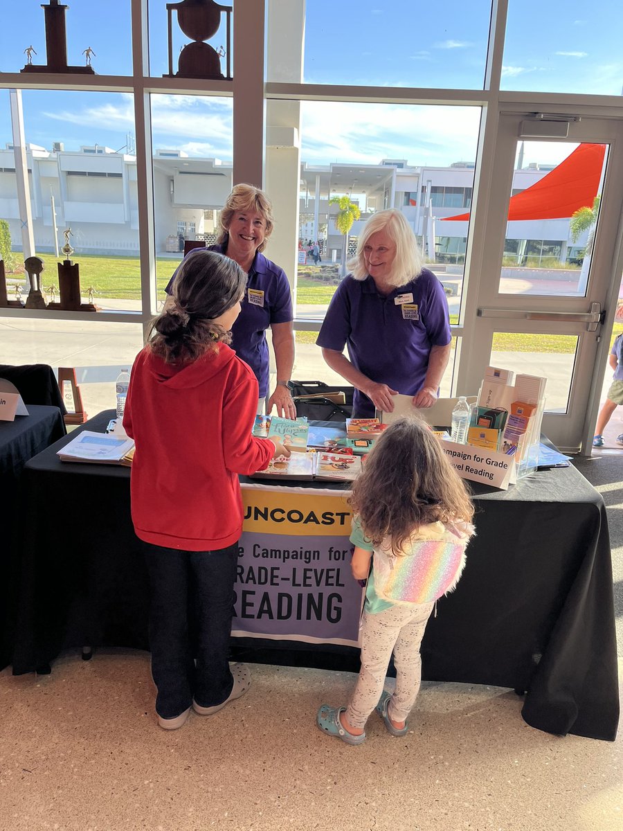 Meeting parents at Parent University/Sarasota High School. Great resource event!
<a href="/SuncoastCGLR/">Suncoast GL Reading</a> @readingby3rd@JoinVroom@Leerpara3ro#GLreading#Parentengagement