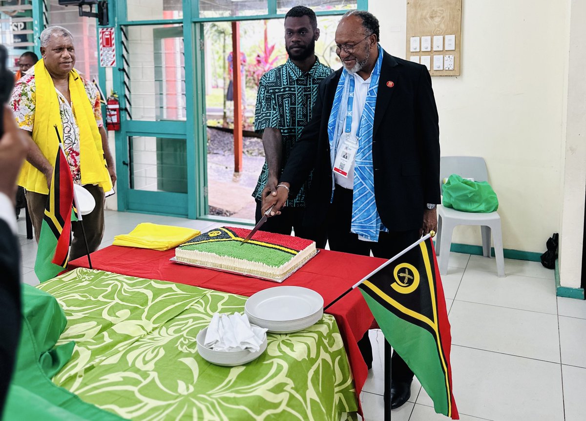 I was thrilled to join our students in welcoming the Prime Minister of Vanuatu 🇻🇺, Hon. Charlot Salwai to the USP Samoa Campus last evening.