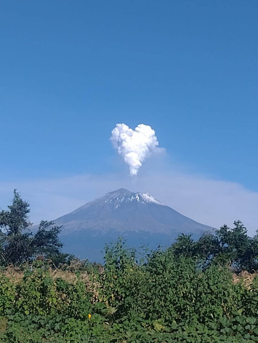 mxdnius's tweet photo. #PopoLovers 🫶🏻

🥰 Maravillosa postal nos regalo el #Popocatepetl este #Miércoles que inundo las redes sociales de fotografías y vídeos de Don Goyo acompañado de una fumarola en forma de corazón. ❤️

¿Será que fue un mensaje romántico para #Iztaccíhuatl? 

#mxdnius #dnius #Puebla https://t.co/4zYmuMvc6g