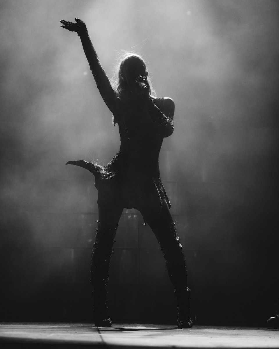 ParisHilton's tweet image. Tonight we make history at the Hollywood Palladium ✨🎶 Who’s ready to sliv with me? 🥰#InfiniteIcon