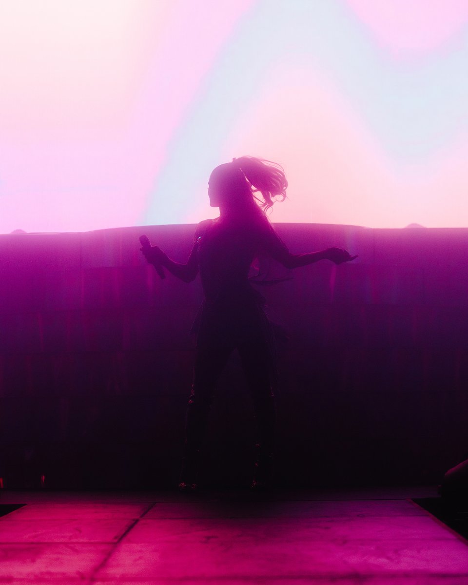 ParisHilton's tweet image. Tonight we make history at the Hollywood Palladium ✨🎶 Who’s ready to sliv with me? 🥰#InfiniteIcon