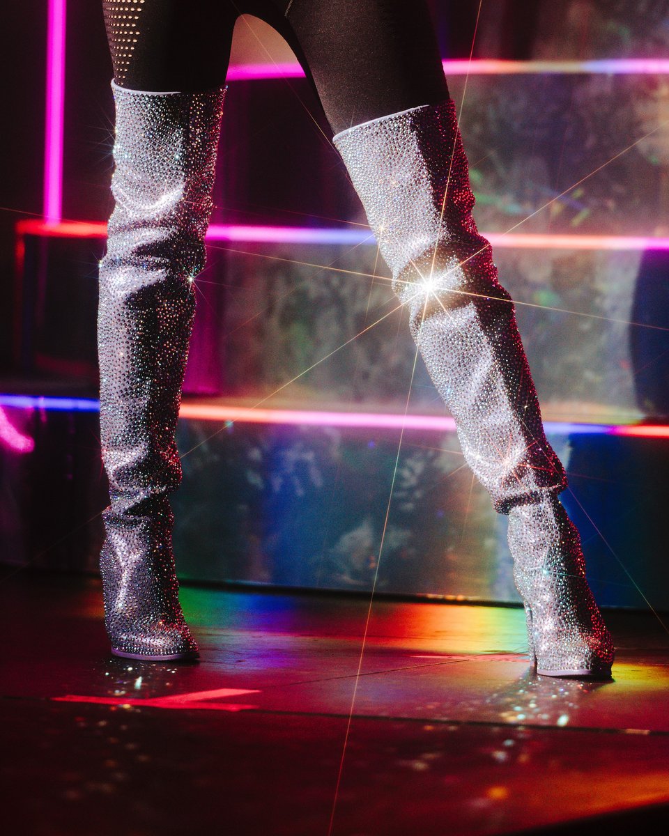 ParisHilton's tweet image. Tonight we make history at the Hollywood Palladium ✨🎶 Who’s ready to sliv with me? 🥰#InfiniteIcon