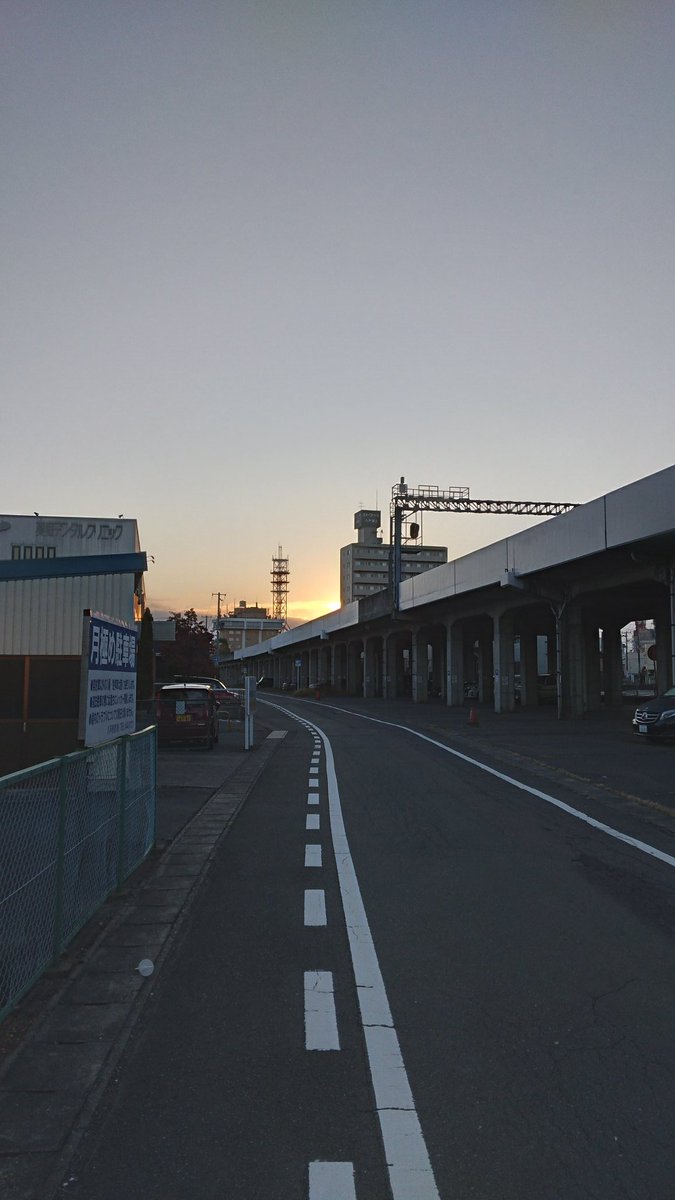 周りの人を見たときにね
自分のレベルまで
引きずり下ろしたいって思うのが
｢嫉妬｣なんだよ。
自分もそのレベルに達したいと思うのが
｢尊敬｣なんだよ。

今日も自分の気持ちが
｢後者｣でありますように。

おはようございます❣️