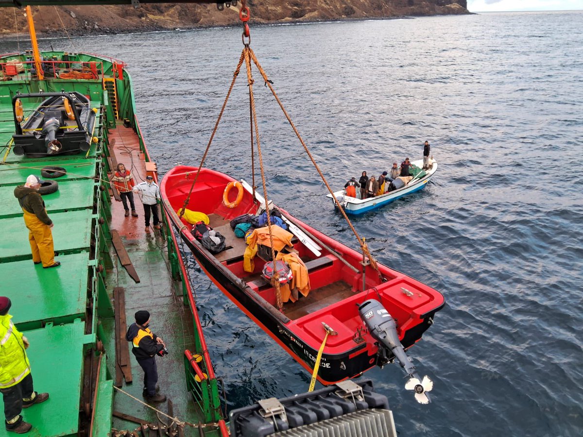 JuanCaMunozA's tweet photo. Esta mañana 38 personas ya iniciaron su viaje a votar desde la isla Alejandro Selkirk a Robinson Crusoe en uno de los servicios para zonas aisladas del @MTTChile . Ese es uno de los ejemplos del extenso plan de transporte que preparamos para estas elecciones. Les cuento!

🧵1/4 https://t.co/pPzmEfJP9z