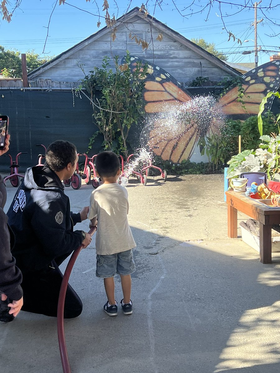 OaklandFireCA's tweet photo. Fire Prevention and Emergency Planning starts in the home, and in the schools!! Thanks to the staff and brilliant kiddos at La Plazita preschool for letting us come practice and play with you this week! https://t.co/XPntBOPGwK