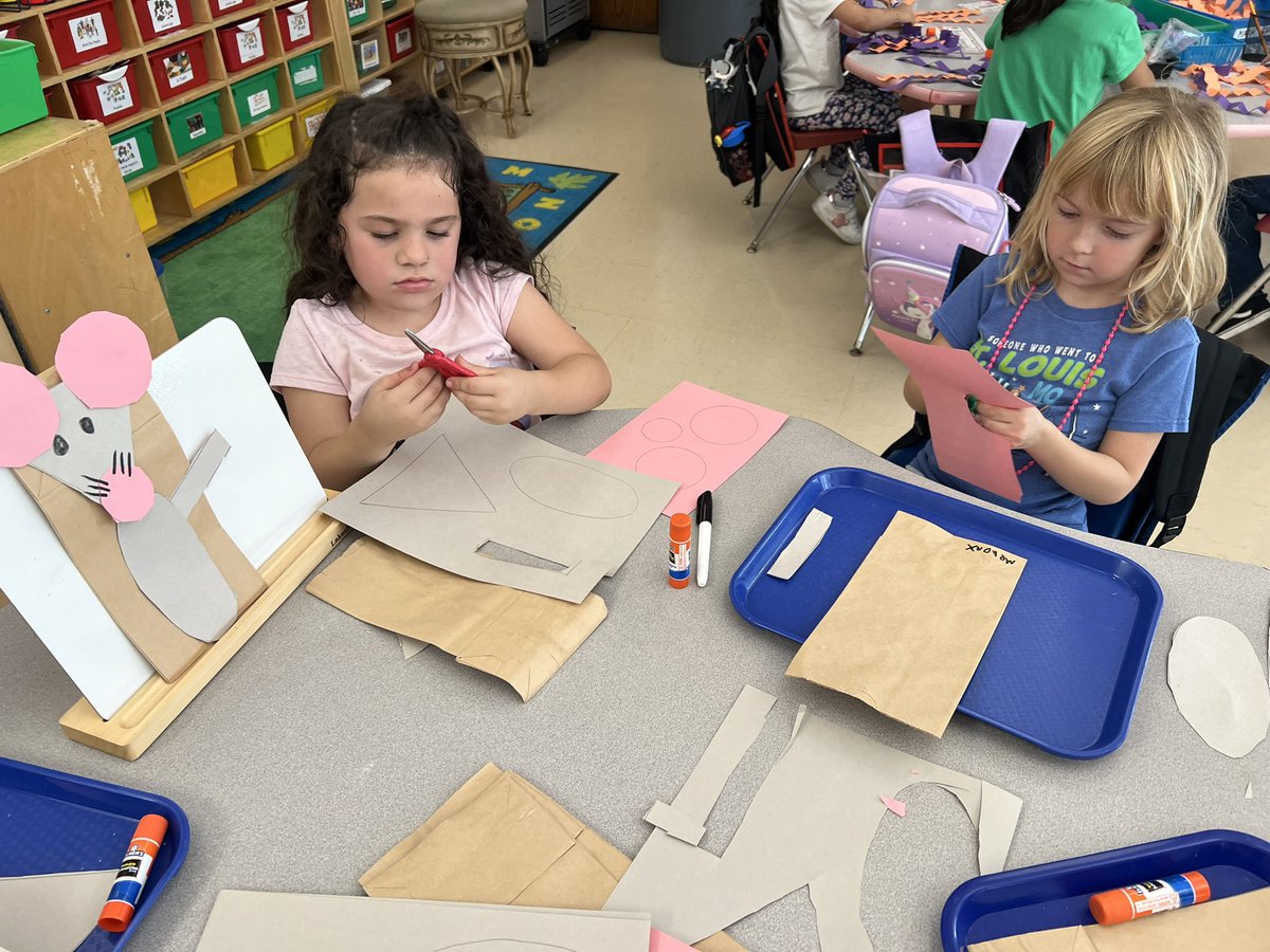 Ljohnsonkpsd's tweet photo. As we wrapped up our CKLA Knowledge Unit 1, our kindergarteners brought the characters from ‘The Lion and the Mouse’ to life by creating their own puppets and retelling the fable! 🦁🐭 #CKLA #StorytellingInAction @missbuttacavole @KSD_Curriculum @KeyportSchools https://t.co/BvNo76xZ5d