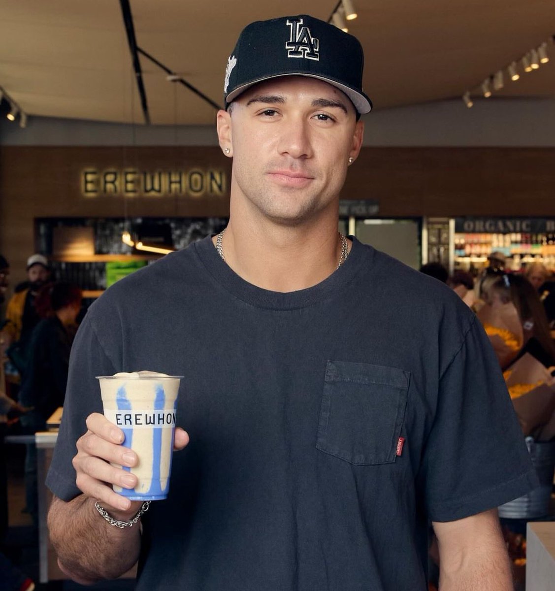 neshdrews's tweet photo. Suddenly I need a $50 smoothie https://t.co/BJZadWGxAJ