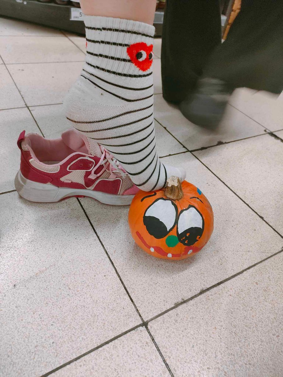 Wyobrażam sobie ze jesteś tą dynią szczurze, staje ci na mordę a ty kupujesz mi torebkę!!!!! 🛍️👜🎃