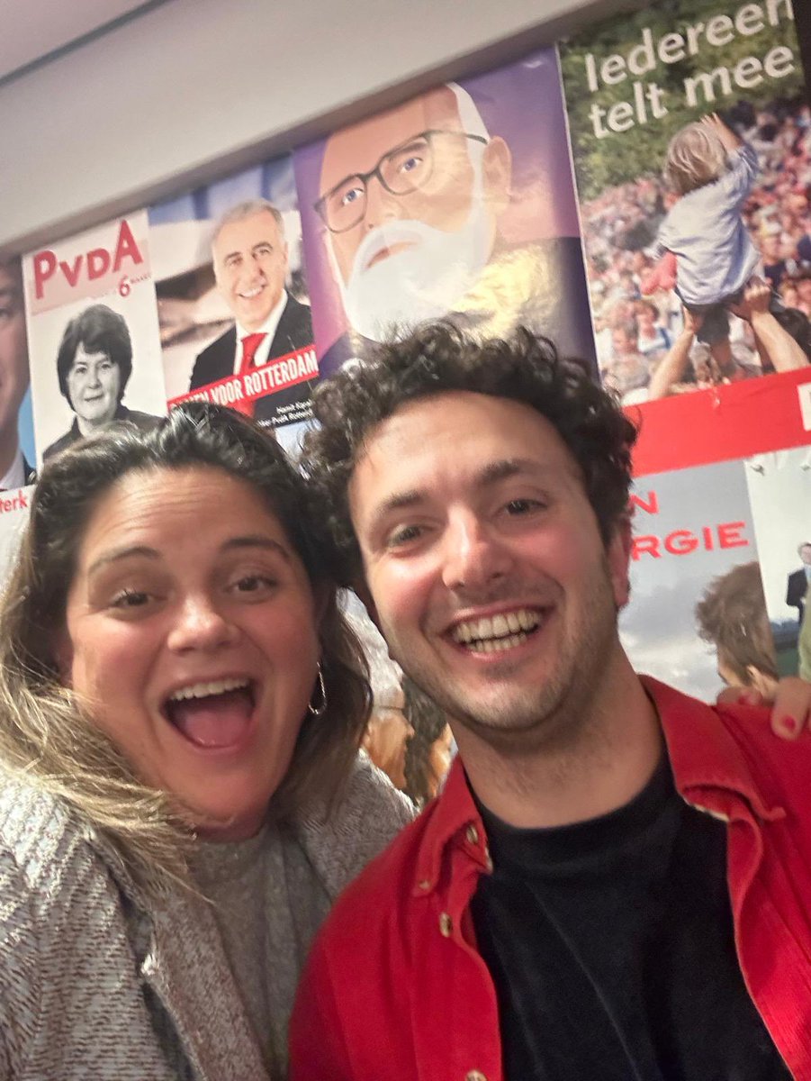 Wat lief van <a href="/College010/">B en W Rotterdam</a> om de Hofpleinfontein vanavond Rood-Groen te kleuren om de 1e gezamenlijke ledenvergadering van <a href="/groenlinksrdam/">GroenLinks Rotterdam</a> en @pvdarotterdam te vieren 😜Samen bouwen aan betaalbaar wonen, goede zorg en klimaatactie! Doe mee we zijn al bijna met z’n 100.000den! 💚❤️
