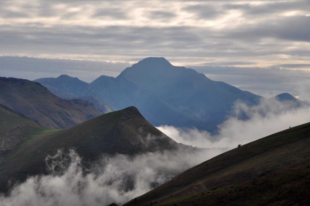 Voilà une randonnée en crête, qui propose de longer les croupes reliant le col d'Organbide au sommet d'Errozate. Belle occasion pour passer la rando les yeux sur les sommets basques!
randopyrenees.blogspot.com/2024/10/erroza…
650D+ 19km 5h30
#paysbasque #pyrenees #montagne #rando #baladesympa