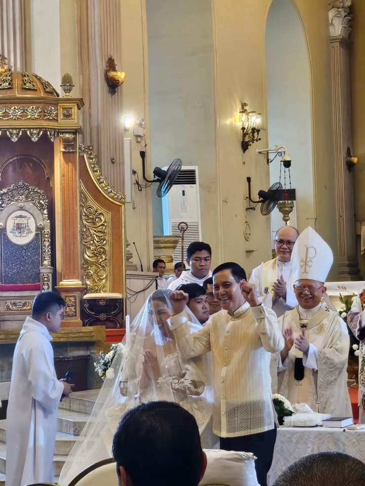 iMPACTPH2019's tweet image. SARA ATTENDS DISMISSED CEBU CITY MAYOR'S WEDDING

Vice President Sara Duterte attended dismissed Cebu City Mayor Mike Rama's wedding on Thursday, October 24, as Severe Tropical Storm #KristinePH moved over Northern Luzon.