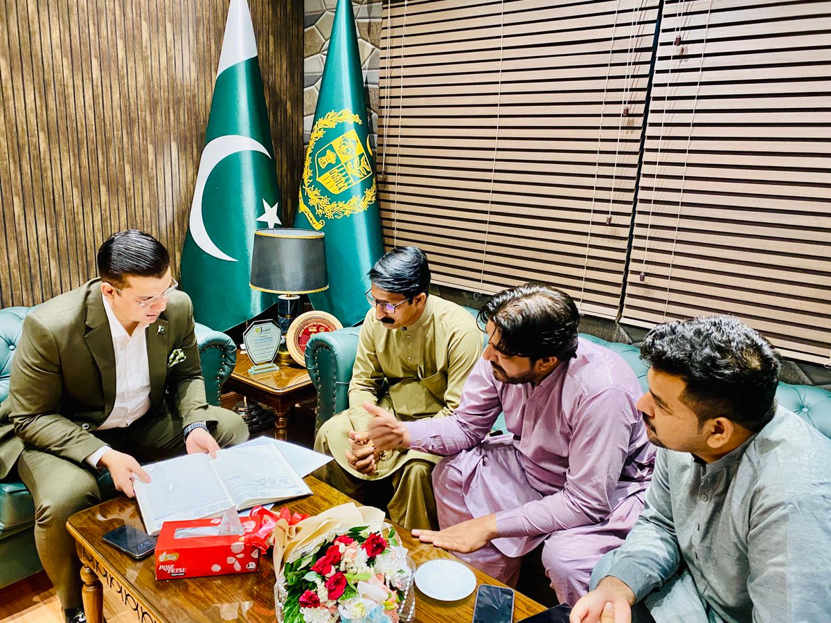 FahadShafiq18's tweet photo. کوآرڈینیٹر پرائم منسٹر یوتھ پروگرام سندھ فہد شفیق سے ان کے آفس میں یوتھ ونگ نوابشاہ ڈویژن کے صدر چوہدری سلیم آرائیں جنرل سیکرٹری چوہدری سمیع اللہ چیف ارگنائزر حیدر آباد یوتھ ونگ  چوہدری عارف  کی ملاقات۔ 

سندھ کے مختلف ضلعوں میں یوتھ کنوینشن کے انعقاد مشاورت۔
سندھ کے ضلع میں یوتھ کنوینش کا انعقاد کریں گے جس میں نوجوانوں کو پرائم منسٹر یوتھ کے متعلق آگاہی فراہم کریں گے تاکہ سندھ کے زیادہ سے زیادہ نوجوان پرائم منسٹر یوتھ پروگرام سے مستفید ہو سکیں۔فہد شفیق
#fahadshafiqyouthleader #fahadshafiqpmyp