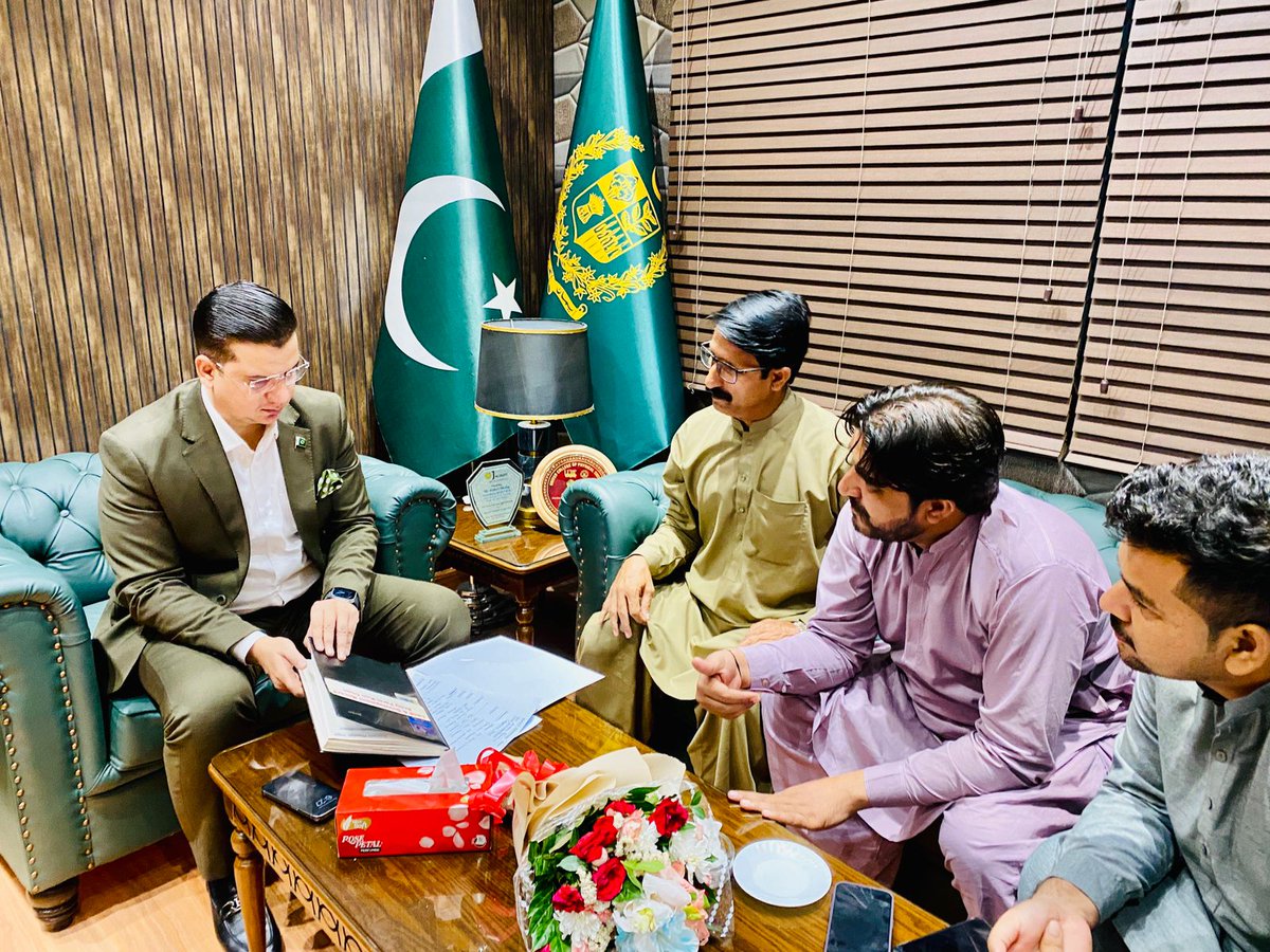 FahadShafiq18's tweet photo. کوآرڈینیٹر پرائم منسٹر یوتھ پروگرام سندھ فہد شفیق سے ان کے آفس میں یوتھ ونگ نوابشاہ ڈویژن کے صدر چوہدری سلیم آرائیں جنرل سیکرٹری چوہدری سمیع اللہ چیف ارگنائزر حیدر آباد یوتھ ونگ  چوہدری عارف  کی ملاقات۔ 

سندھ کے مختلف ضلعوں میں یوتھ کنوینشن کے انعقاد مشاورت۔
سندھ کے ضلع میں یوتھ کنوینش کا انعقاد کریں گے جس میں نوجوانوں کو پرائم منسٹر یوتھ کے متعلق آگاہی فراہم کریں گے تاکہ سندھ کے زیادہ سے زیادہ نوجوان پرائم منسٹر یوتھ پروگرام سے مستفید ہو سکیں۔فہد شفیق
#fahadshafiqyouthleader #fahadshafiqpmyp