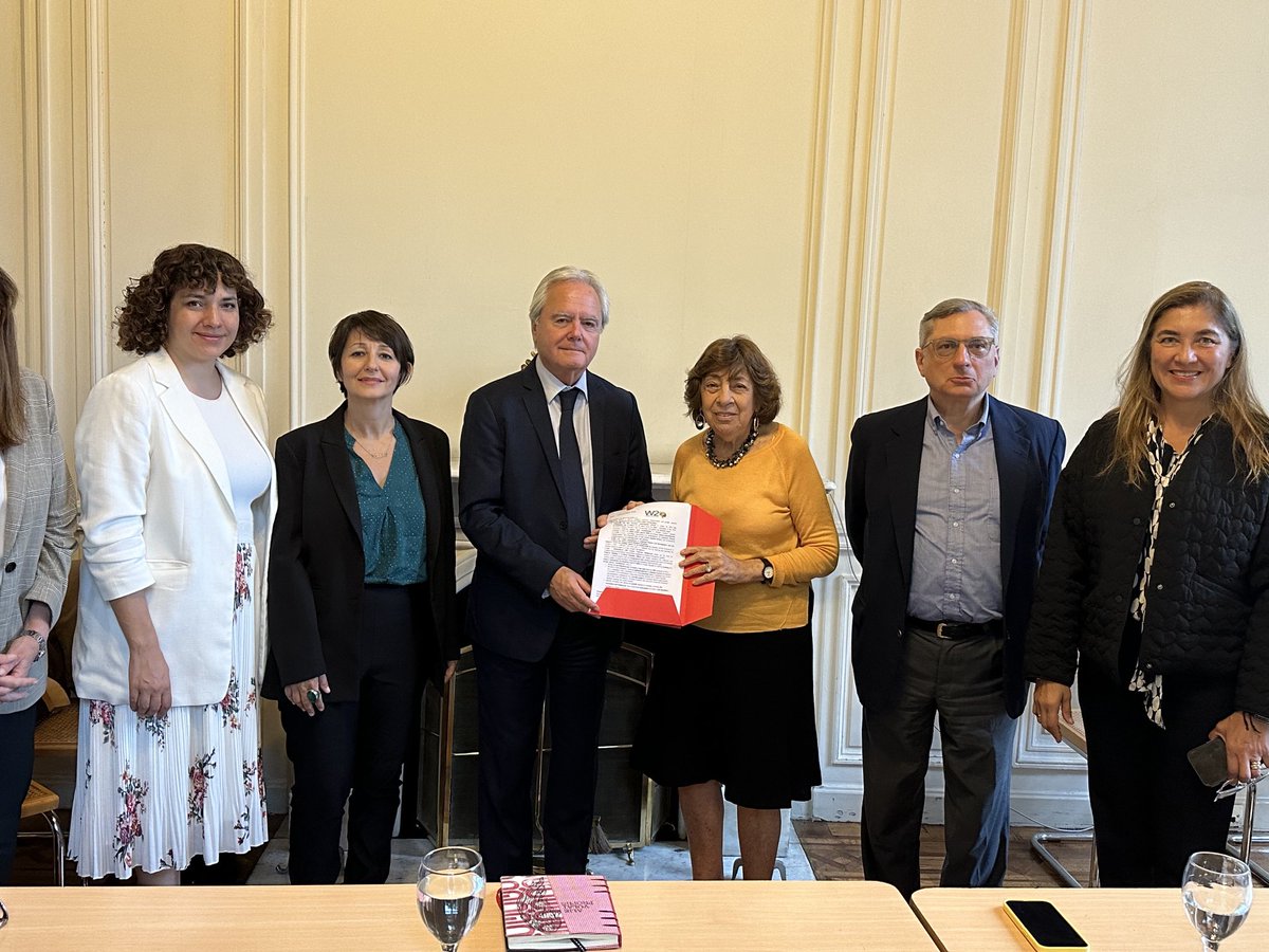 PinedoFederico's tweet photo. Recibí de la delegación argentina al grupo Women 20 del G20 la declaración que elaboraron con sus colegas del mundo sobre la igualdad y los derechos de la mujer. Gracias Mabel Bianco. https://t.co/Q52J9zSwGX