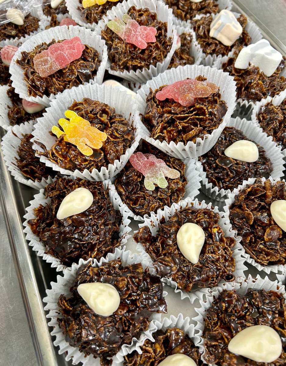 We've been having loads of fun with our spooky treats 🕷️🎃👻 Lots of home made chocolatey delights with a Halloween twist! 🕸️