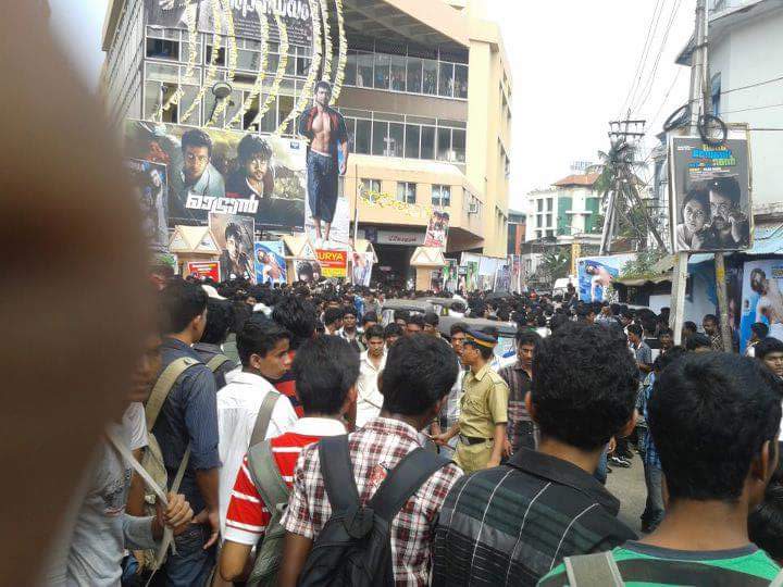YadhuKr58552128's tweet photo. @TheCulpritVJ @actorvijay @Jagadishbliss Snaps from mattran (2012) release 

Time to remind this 2k kid who the actual adopted son..

#Mattran #Suriya #Kanguva #Suriya44 
#KanguvaOnNov14th https://t.co/egVobyxiyA