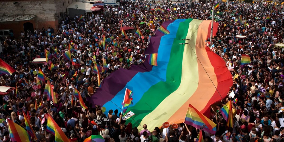 ÇİLER İLHAN – Beni adınla ve adımla çağır
“Obiçim Yayınlar’ın yeni kitabı Hepimiz Kuiriz Hepimiz Işık, LGBTİ+ (ve dostu) 16 yazarın metinlerini barındıran bir öykü seçkisi ve serinin ilk cildi. Çoğu ilk defa bu kitapta yayımlanan metinler bazen şenlikli, bazen sert ama daha