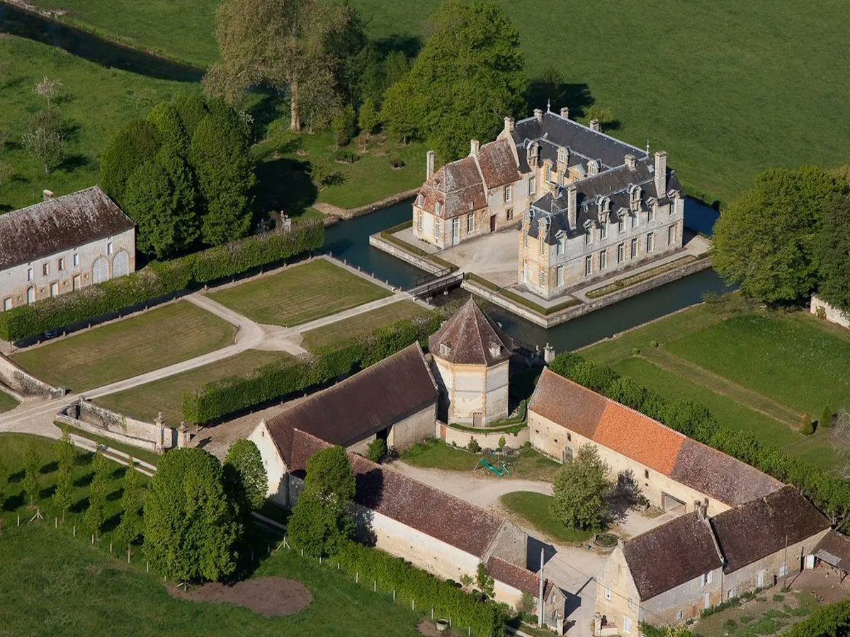 ThereseBaillard's tweet photo. Le #château de #Carel se dresse à Saint Pierre sur Dives dans #Calvados, en #Normandie. Il est situé au bord du fleuve la #Dives. Le château arbore de hautes fenêtres ainsi que des grands toits à la #Mansart et il a conservé ses douves. https://t.co/S4D1sTPqfr