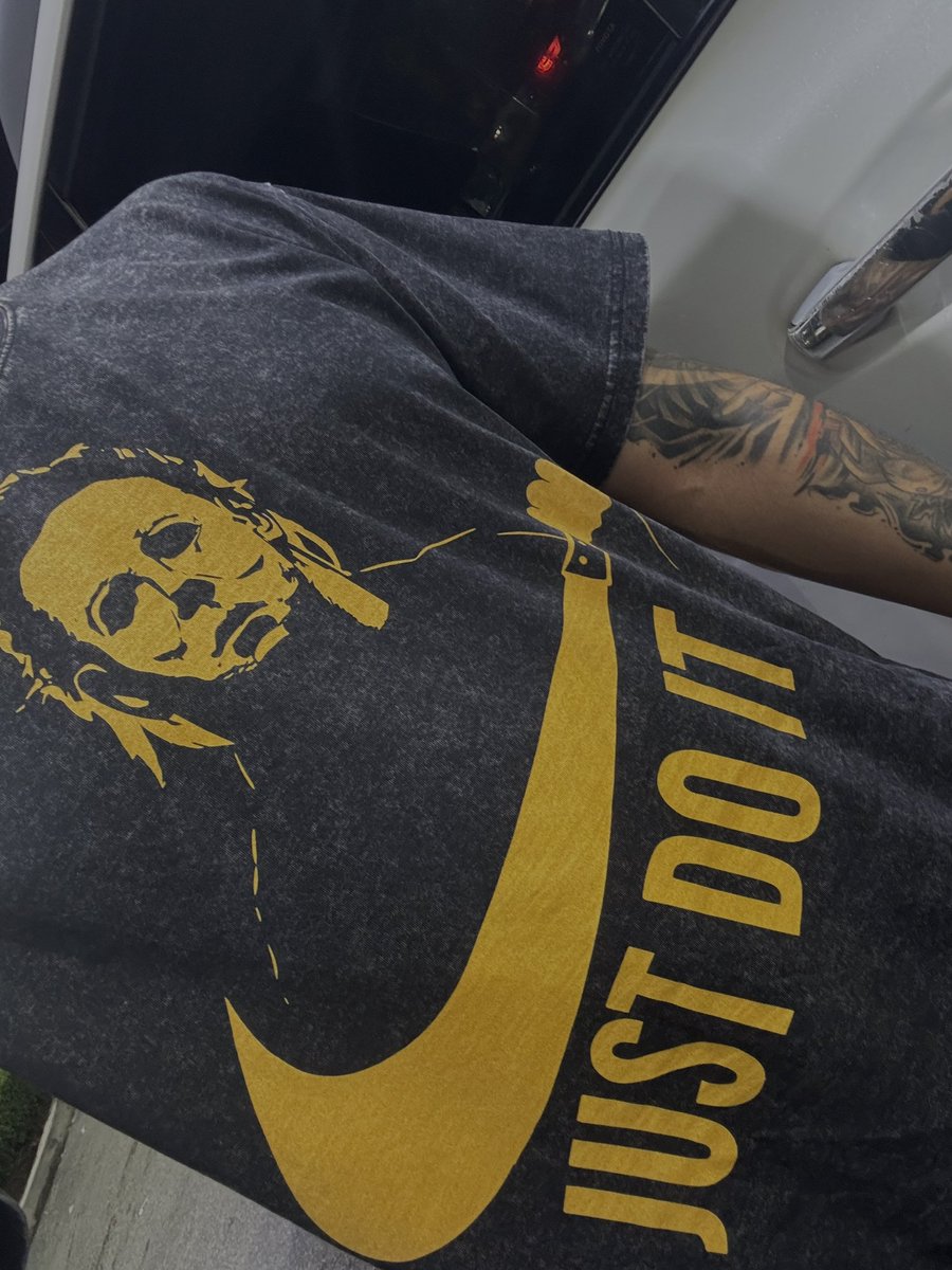 jay_universal94's tweet photo. If You Love Her, Chase Her And Never Give Up. - Michael Myers 

Top: Just Do It 
Men’s Washed Oversized T-Shirt 

Shop today at https://t.co/pDADvJQU9e 

#slf #fyp #gym #quotes #halloween #michaelmyers #menswear  #boxr #miami #fitnesscrowds https://t.co/eW7gOzwNqH