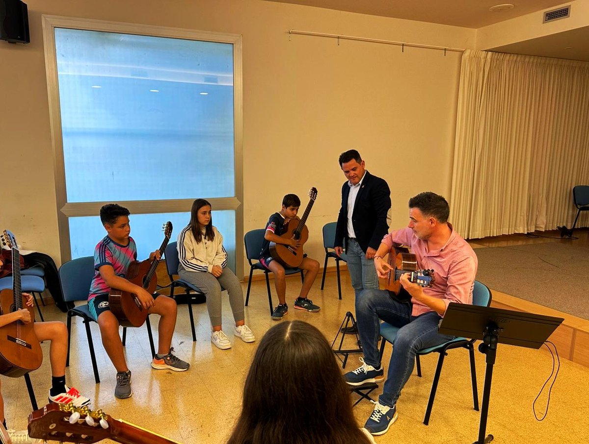AytodeCaravaca's tweet photo. 💃 El Festival de Flamenco, organizado por el Ayuntamiento de #Caravaca tiene también una vertiente educativa, con la clase magistral impartida por el guitarrista Carlos Piñana en el @ConservCaravaca 

#CaravacaAñoJubilar2024 https://t.co/49KYmoKujA