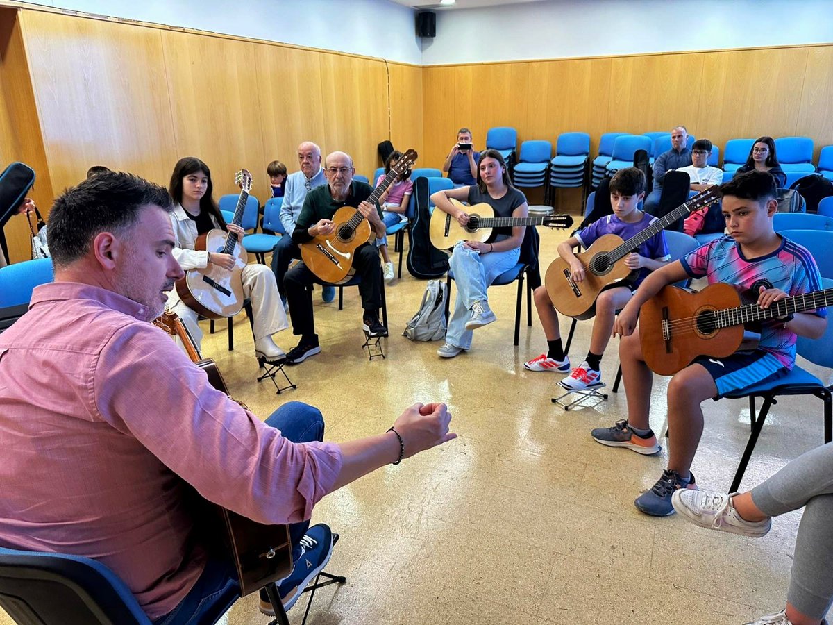 AytodeCaravaca's tweet photo. 💃 El Festival de Flamenco, organizado por el Ayuntamiento de #Caravaca tiene también una vertiente educativa, con la clase magistral impartida por el guitarrista Carlos Piñana en el @ConservCaravaca 

#CaravacaAñoJubilar2024 https://t.co/49KYmoKujA