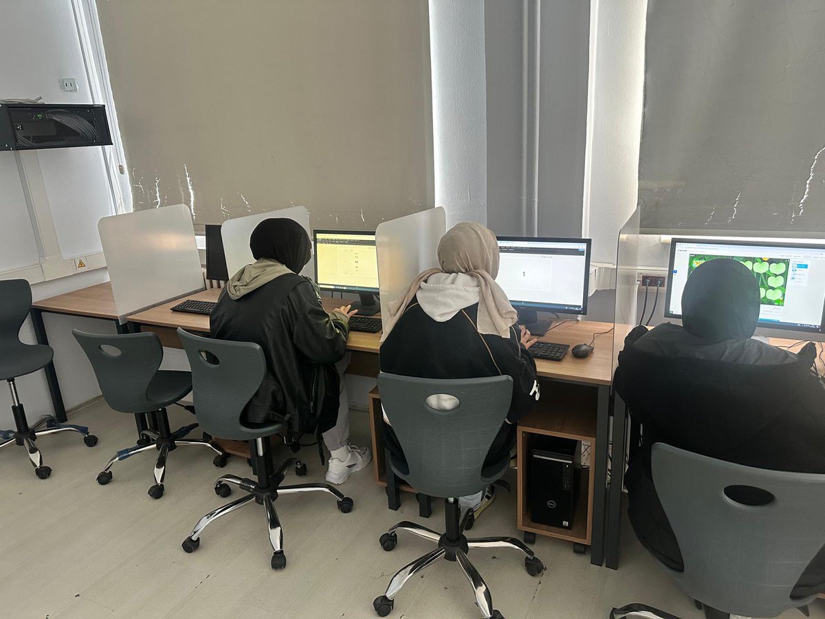 MemAtakum's tweet photo. 📍Atakum Şehit Emrah Sapa AİHL 

“CodeWeek etkinliği ile dijital dünyaya olan ilgiyi bilinçli bir şekilde artırmayı hedefliyor ve gençlerimizin yeteneklerini keşfetmelerini sağlıyoruz.”
#mebyegitek, #EğitiminYüzyılı, #codeweek #codeweekturkiye https://t.co/dEqycOVBZh