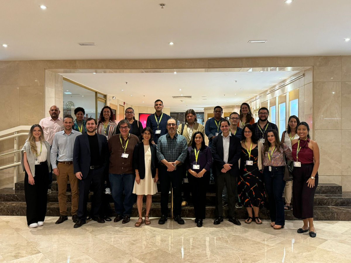 AgendaCAF's tweet photo. 📣 En el marco de la COP16, CAF, junto con la @FundacionGabo, organizó un taller para periodistas de toda la región titulado ‘Conectando agendas globales y locales: Estrategias para la cobertura en la COP16’. 

📝 Este espacio se centró en cómo cubrir este tipo de Cumbres, destacando las contribuciones de América Latina y el Caribe en términos de biodiversidad. 🌎 Nuestra región alberga el 40% de la biodiversidad mundial 🌿 y seis países (🇧🇷Brasil, 🇨🇴Colombia, 🇪🇨Ecuador, 🇲🇽México, 🇵🇪Perú y 🇻🇪Venezuela) están entre los diecisiete países "megadiversos" del mundo. La biodiversidad, por tanto, es un factor clave para la integración regional y el desarrollo local. 🌱

El taller, dirigido por @TaisGadeaLara, periodista multimedia especializada en cambio climático, contó con la participación de 15 editores y editoras de medios de comunicación de la región, quienes también compartieron sus perspectivas sobre la lucha contra el cambio climático y la pérdida de biodiversidad.