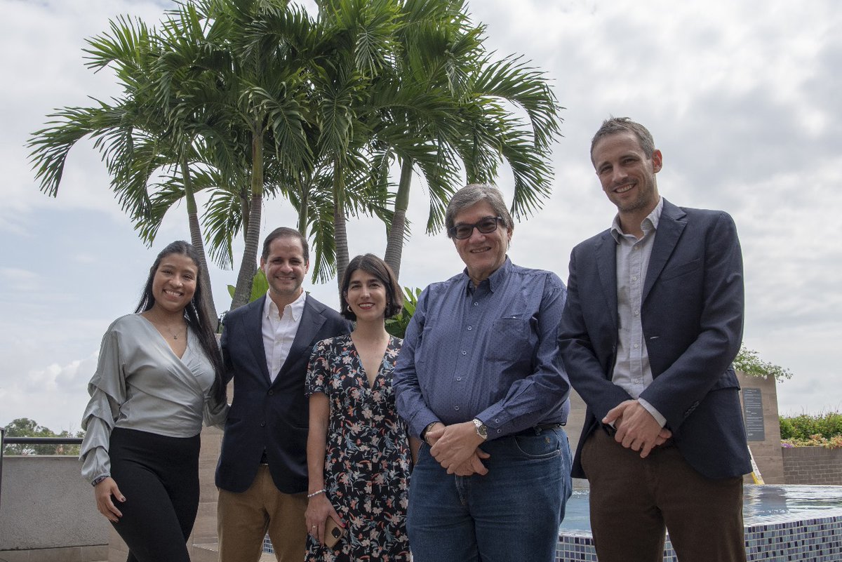AgendaCAF's tweet photo. 📣 En el marco de la COP16, CAF, junto con la @FundacionGabo, organizó un taller para periodistas de toda la región titulado ‘Conectando agendas globales y locales: Estrategias para la cobertura en la COP16’. 

📝 Este espacio se centró en cómo cubrir este tipo de Cumbres, destacando las contribuciones de América Latina y el Caribe en términos de biodiversidad. 🌎 Nuestra región alberga el 40% de la biodiversidad mundial 🌿 y seis países (🇧🇷Brasil, 🇨🇴Colombia, 🇪🇨Ecuador, 🇲🇽México, 🇵🇪Perú y 🇻🇪Venezuela) están entre los diecisiete países "megadiversos" del mundo. La biodiversidad, por tanto, es un factor clave para la integración regional y el desarrollo local. 🌱

El taller, dirigido por @TaisGadeaLara, periodista multimedia especializada en cambio climático, contó con la participación de 15 editores y editoras de medios de comunicación de la región, quienes también compartieron sus perspectivas sobre la lucha contra el cambio climático y la pérdida de biodiversidad.
