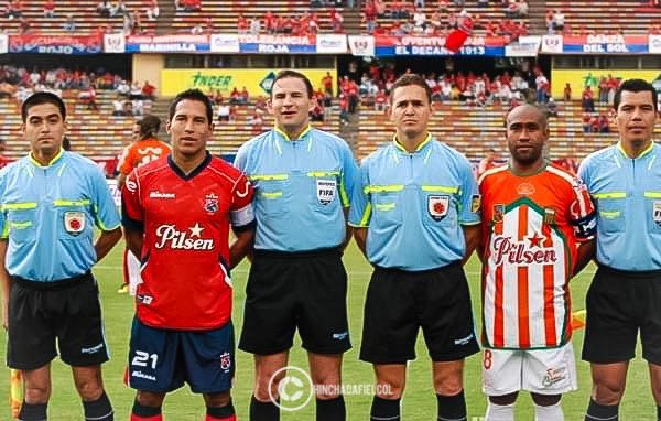 HinchadaFielCol's tweet photo. Dos de los jugadores más queridos en esta institución, El Capo de Capos; Choronta Restrepo y el Mago; Neider Yesid Morantes. ❤️💙🔥
De los mejores volantes mixtos vs uno de los mejores volantes #10 que pasaron por Independiente Medellín.
#choronta #Neider #NeiderMorantes https://t.co/vYb7njMPfS