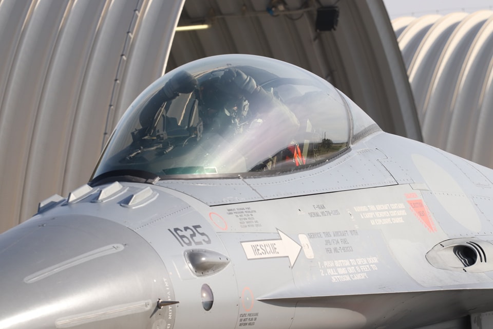 ironbirdphotos's tweet photo. The Forțele Aeriene Române 🇷🇴 (Romanian Air Force) received further 3 formely @Forsvaret_no 🇳🇴 @LockheedMartin #F16AM at Câmpia Turzii AB. Tail numbers seem to be 1625, 39 & 43
📷Baza 71 Aeriană "General Emanoil Ionescu" https://t.co/DMaJZX6v4T