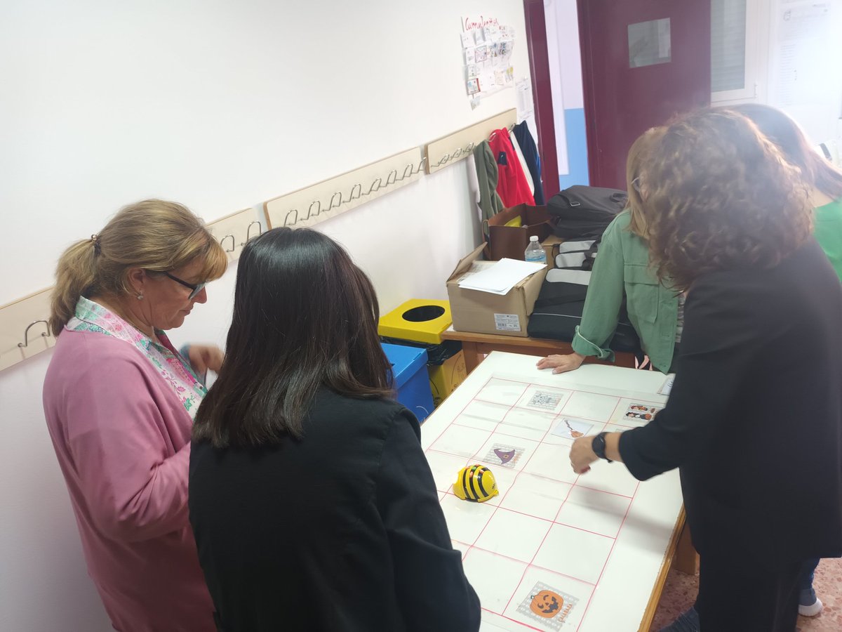 MusicaMarisa's tweet photo. Y seguimos formando....hoy en Ceip Zurbarán de Fuente de Cantos.
#roboticaeducativa @CPR_Zafra #AdFex https://t.co/N8d1C00WVF