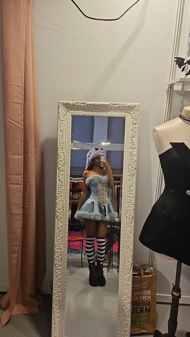 I'm sorry but it's a crime if I leave without this dress.  &euro;500 you good boys have 2 days to fulfill<a href="/tag/findom"class="tags"><span>#findom</span></a><a href="/tag/paypig"class="tags"><span>#paypig</span></a><a href="/tag/tikkieslaaf"class="tags"><span>#tikkieslaaf</span></a>