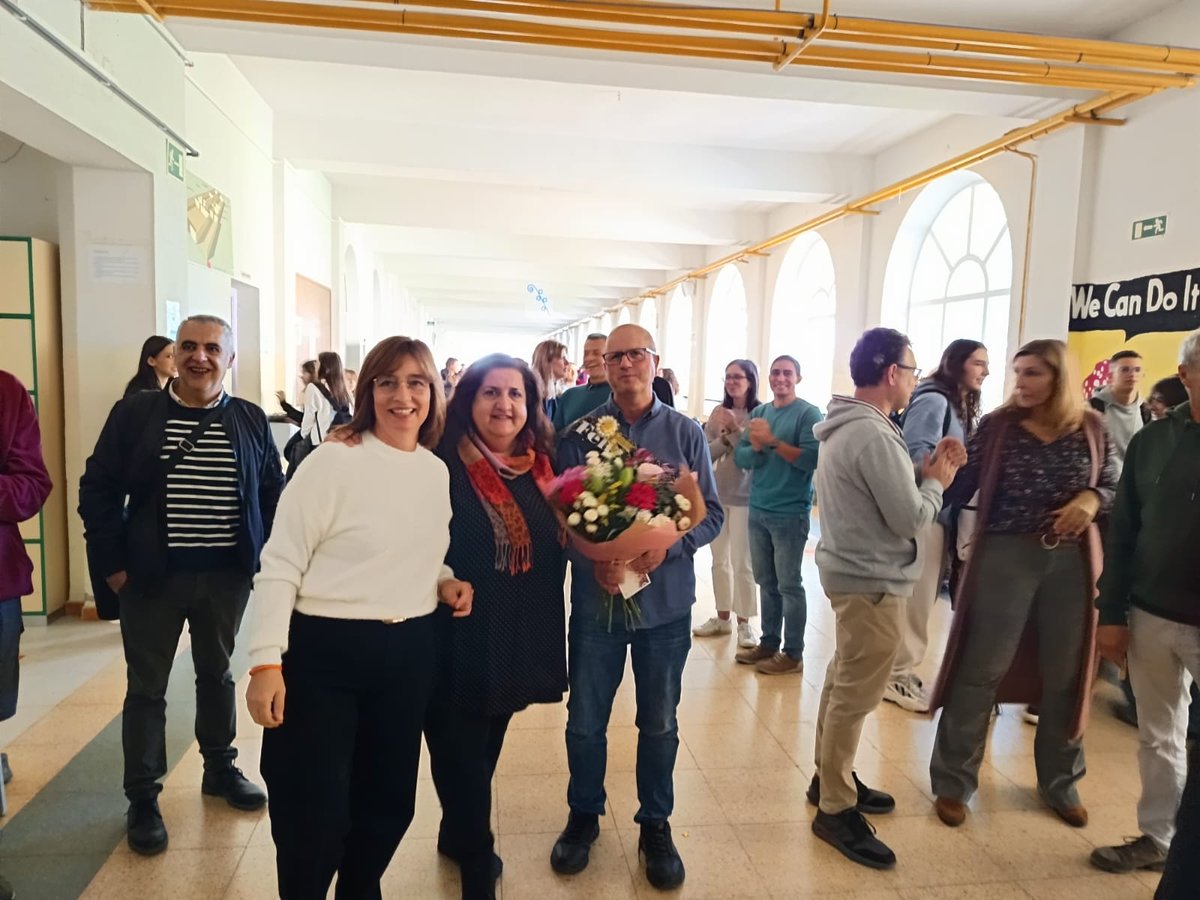 iesfrojas's tweet photo. @iesfrojas. Hoy se ha jubilado Rafa, profe de Historia y jefe de estudios. Un día alegre, hemos podido disfrutar todos de su trabajo y dedicación muchos años. Siempre estaremos aquí para que sigas acompañandonls. Gracias https://t.co/7HHDNwkaC9