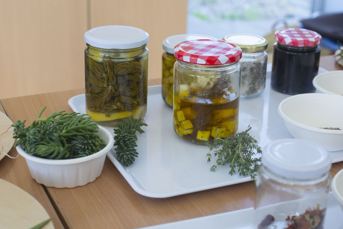 TASTANT LO POBLE 

Fa uns dies he estat a Albinyana impartint un taller que m’ha fet gaudir molt, “Tastar lo poble”. 

Tastar lo poble és una proposta per posar en valor els diferents productes alimentaris disponibles a un poble, tant productes elaborats com aliments silvestres.